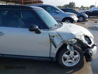 2011 MINI Clubman z VIN WMWZF3C59BT188367, wystawiony jako IAAI lot #40755351 z przebiegiem 122 023 mil mil oraz . Historia ofert i sprzedaży dostępna na DreamBid. Obrazek 17.