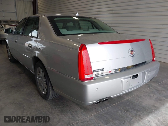 2011 Cadillac DTS Luxury Collection z VIN 1G6KD5E66BU119869, wystawiony jako IAAI lot #42221509 z przebiegiem 92 478 mil mil oraz . Historia ofert i sprzedaży dostępna na DreamBid. Obrazek 3.