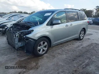 2015 Toyota Sienna LE AAS z VIN 5TDKK3DCXFS653627, wystawiony jako IAAI lot #41477920 z przebiegiem Nie podano mil oraz . Historia ofert i sprzedaży dostępna na DreamBid. Obrazek 19.