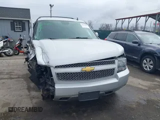 2013 Chevrolet Tahoe LT z VIN 1GNSKBE08DR166024, wystawiony jako IAAI lot #41768851 z przebiegiem 198 302 mil mil oraz . Historia ofert i sprzedaży dostępna na DreamBid. Obrazek 13.