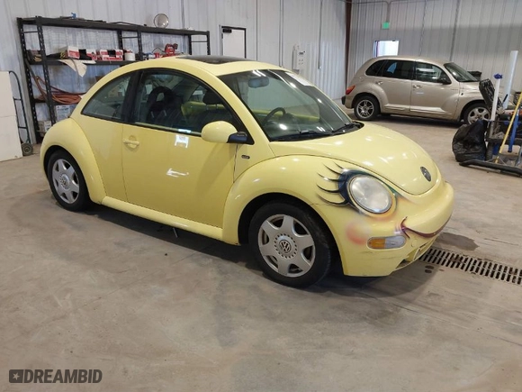 2001 Volkswagen New Beetle GLS with VIN 3VWCP21C01M423993, listed as a IAAI auction lot 41777392 with NaN miles. Bid and sale history available at carsss.com. Image 1.