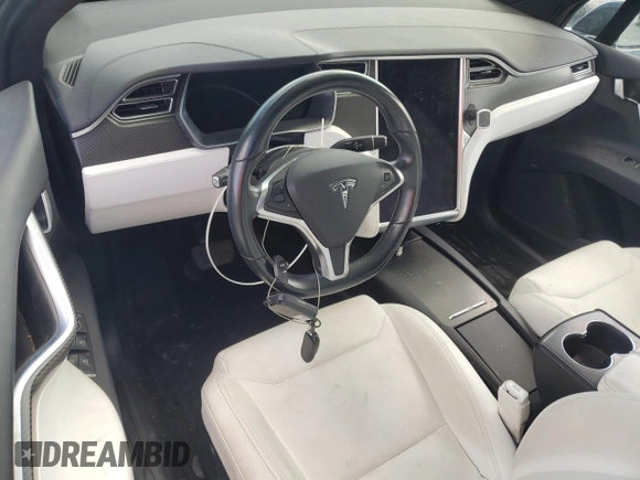 2017 Tesla Model X 90D z VIN 5YJXCBE2XHF060912, wystawiony jako Copart lot #55286205 z przebiegiem Nie podano mil oraz Szkoda całkowita • Salvage title. Historia ofert i sprzedaży dostępna na DreamBid. Obrazek 8.