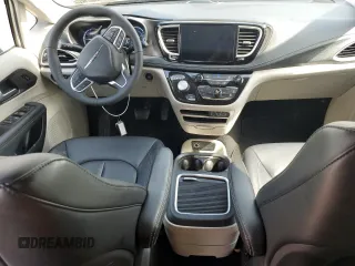 2024 Chrysler Pacifica Hybrid Select z VIN 2C4RC1S71RR141595, wystawiony jako Copart lot #51647615 z przebiegiem 20 475 mil mil oraz Nie do naprawy • Non repairable. Historia ofert i sprzedaży dostępna na DreamBid. Obrazek 8.