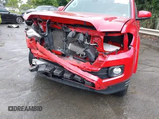 2020 Toyota Tacoma SR5 z VIN 3TMAZ5CN7LM128932, wystawiony jako IAAI lot #42220739 z przebiegiem 22 197 mil mil oraz . Historia ofert i sprzedaży dostępna na DreamBid. Obrazek 6.