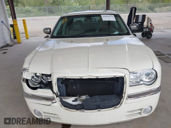 2008 Chrysler 300 C Hemi z VIN 2C3KA63HX8H208103, wystawiony jako IAAI lot #42082674 z przebiegiem 111 025 mil mil oraz . Historia ofert i sprzedaży dostępna na DreamBid. Obrazek 12.