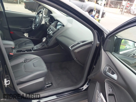 2017 Ford Focus Titanium z VIN 1FADP3N24HL326330, wystawiony jako IAAI lot #42594927 z przebiegiem 54 727 mil mil oraz . Historia ofert i sprzedaży dostępna na DreamBid. Obrazek 5.