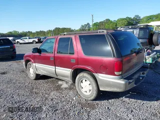 2000 GMC Jimmy SL with VIN 1GKCS13W1Y2157134, listed as a IAAI auction lot 41981434 with 240,248 mi miles. Bid and sale history available at carsss.com. Image 3.