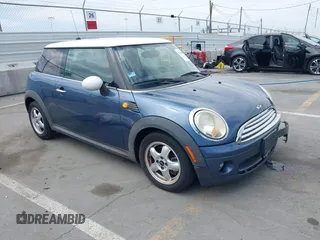 2009 MINI Hardtop z VIN WMWMF33569TW77166, wystawiony jako IAAI lot #42120132 z przebiegiem 150 291 mil mil oraz . Historia ofert i sprzedaży dostępna na DreamBid. Obrazek 1.