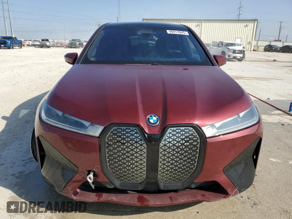 2024 BMW iX xDrive50 z VIN WB523CF06RCN03726, wystawiony jako Copart lot #48911045 z przebiegiem 38 051 mil mil oraz Szkody całkowita. Historia ofert i sprzedaży dostępna na DreamBid. Obrazek 5.