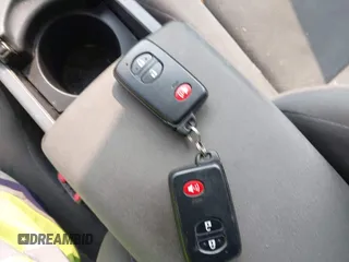2010 Toyota Prius II z VIN JTDKN3DU9A0014389, wystawiony jako IAAI lot #42420550 z przebiegiem 220 556 mil mil oraz . Historia ofert i sprzedaży dostępna na DreamBid. Obrazek 11.