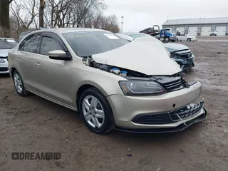 2013 Volkswagen Jetta Sedan SE with VIN 3VWDP7AJ6DM282450, listed as a IAAI auction lot 41729871 with 155,328 mi miles. Bid and sale history available at carsss.com. Image 1.