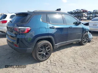 2024 Jeep Compass Latitude z VIN 3C4NJDBN7RT162744, wystawiony jako IAAI lot #42222143 z przebiegiem 8 657 mil mil oraz . Historia ofert i sprzedaży dostępna na DreamBid. Obrazek 4.