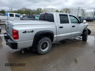 2005 Dodge Dakota Laramie z VIN 1D7HW58N95S200293, wystawiony jako Copart lot #56053075 z przebiegiem 104 769 mil mil oraz Szkody całkowita. Historia ofert i sprzedaży dostępna na DreamBid. Obrazek 3.