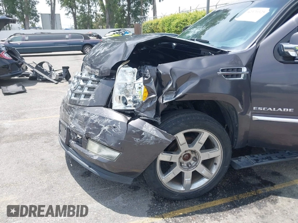 2011 Cadillac Escalade ESV Premium z VIN 1GYS4JEF2BR149146, wystawiony jako IAAI lot #42370325 z przebiegiem 68 787 mil mil oraz . Historia ofert i sprzedaży dostępna na DreamBid. Obrazek 17.