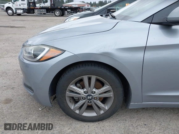 2017 Hyundai Elantra SE z VIN 5NPD84LF8HH202097, wystawiony jako IAAI lot #42283307 z przebiegiem 94 568 mil mil oraz . Historia ofert i sprzedaży dostępna na DreamBid. Obrazek 6.