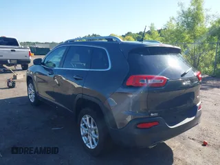 2016 Jeep Cherokee Latitude z VIN 1C4PJLCB6GW159039, wystawiony jako IAAI lot #42274817 z przebiegiem 136 269 mil mil oraz . Historia ofert i sprzedaży dostępna na DreamBid. Obrazek 3.