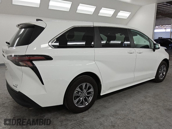 2024 Toyota Sienna LE with VIN 5TDKRKEC7RS190662, listed as a Copart auction lot 51092865 with 34,083 mi miles and Clean Title. Bid and sale history available at carsss.com. Image 3.