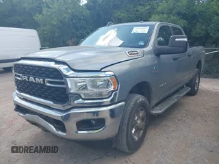 2024 Ram 2500 Big Horn z VIN 3C6UR5DL1RG336569, wystawiony jako IAAI lot #42595091 z przebiegiem 30 453 mil mil oraz . Historia ofert i sprzedaży dostępna na DreamBid. Obrazek 17.