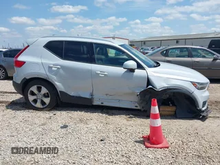 2021 Volvo XC40 Momentum z VIN YV4AC2HK4M2486512, wystawiony jako IAAI lot #42252265 z przebiegiem 56 397 mil mil oraz . Historia ofert i sprzedaży dostępna na DreamBid. Obrazek 13.