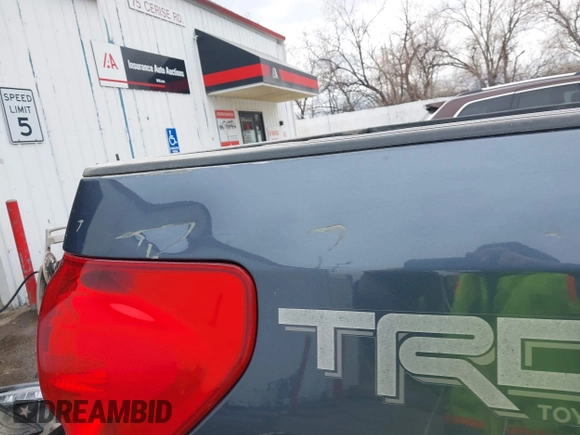 2008 Toyota Tundra z VIN 5TFDV54198X077455, wystawiony jako IAAI lot #41668660 z przebiegiem 164 008 mil mil oraz . Historia ofert i sprzedaży dostępna na DreamBid. Obrazek 18.