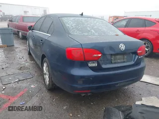 2013 Volkswagen Jetta SE z VIN 3VWDX7AJ3DM267839, wystawiony jako IAAI lot #41157583 z przebiegiem 61 643 mil mil oraz . Historia ofert i sprzedaży dostępna na DreamBid. Obrazek 3.