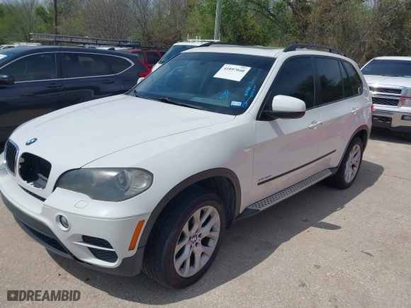 2011 BMW X5 35i with VIN 5UXZV4C57BL401794, listed as a IAAI auction lot 41897040 with 1 mi miles. Bid and sale history available at carsss.com. Image 2.