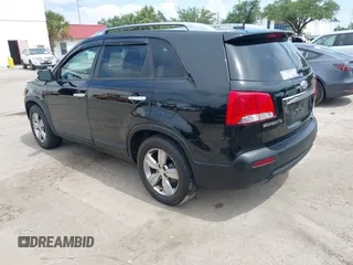 2012 Kia Sorento EX z VIN 5XYKU4A23CG230182, wystawiony jako IAAI lot #42367868 z przebiegiem 224 894 mil mil oraz . Historia ofert i sprzedaży dostępna na DreamBid. Obrazek 3.