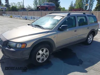 2001 Volvo V70 with VIN YV1SZ58D011023061, listed as a IAAI auction lot 42084689 with 170,688 mi miles. Bid and sale history available at carsss.com. Image 2.