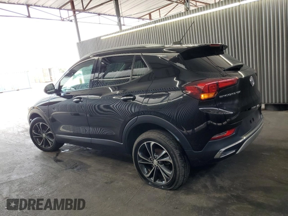 2021 Buick Encore GX Essence z VIN KL4MMFSL2MB153547, wystawiony jako Copart lot #64691745 z przebiegiem 126 665 mil mil oraz Czysty tytuł • Clean title. Historia ofert i sprzedaży dostępna na DreamBid. Obrazek 2.