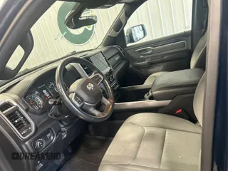 2022 Ram 1500 Big Horn z VIN 1C6RRFFG9NN365220, wystawiony jako IAAI lot #42511164 z przebiegiem 78 397 mil mil oraz . Historia ofert i sprzedaży dostępna na DreamBid. Obrazek 1.