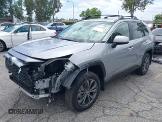 2025 Toyota RAV4 Hybrid XLE Premium z VIN JTMB6RFV5SD157761, wystawiony jako IAAI lot #42261188 z przebiegiem 3 586 mil mil oraz . Historia ofert i sprzedaży dostępna na DreamBid. Obrazek 2.