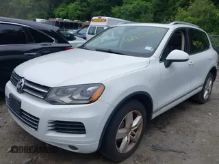 2012 Volkswagen Touareg Lux z VIN WVGEK9BPXCD008999, wystawiony jako IAAI lot #42455493 z przebiegiem 107 032 mil mil oraz . Historia ofert i sprzedaży dostępna na DreamBid. Obrazek 2.