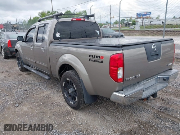 2009 Nissan Frontier SE z VIN 1N6AD09WX9C423595, wystawiony jako IAAI lot #42210046 z przebiegiem 117 142 mil mil oraz . Historia ofert i sprzedaży dostępna na DreamBid. Obrazek 3.