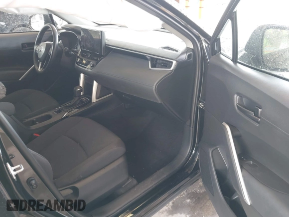2023 Toyota Corolla Cross LE z VIN 7MUCAABG9PV051438, wystawiony jako IAAI lot #42538566 z przebiegiem 82 437 mil mil oraz . Historia ofert i sprzedaży dostępna na DreamBid. Obrazek 5.