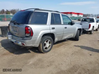 2008 Chevrolet TrailBlazer LT w/1LT with VIN 1GNDS13S882228009, listed as a IAAI auction lot 41726682 with 133,739 mi miles. Bid and sale history available at carsss.com. Image 4.