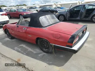 1988 Alfa Romeo Spider Graduate z VIN ZARBA5645J1062539, wystawiony jako Copart lot #75542014 z przebiegiem Nie podano mil oraz Szkody całkowita. Historia ofert i sprzedaży dostępna na DreamBid. Obrazek 2.