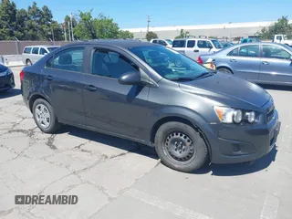 2016 Chevrolet Sonic LS z VIN 1G1JA5SG7G4183756, wystawiony jako IAAI lot #42236517 z przebiegiem 121 479 mil mil oraz . Historia ofert i sprzedaży dostępna na DreamBid. Obrazek 1.