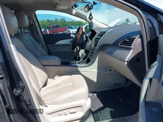 2013 Lincoln MKX z VIN 2LMDJ6JK8DBL01721, wystawiony jako IAAI lot #42318200 z przebiegiem 186 469 mil mil oraz . Historia ofert i sprzedaży dostępna na DreamBid. Obrazek 5.