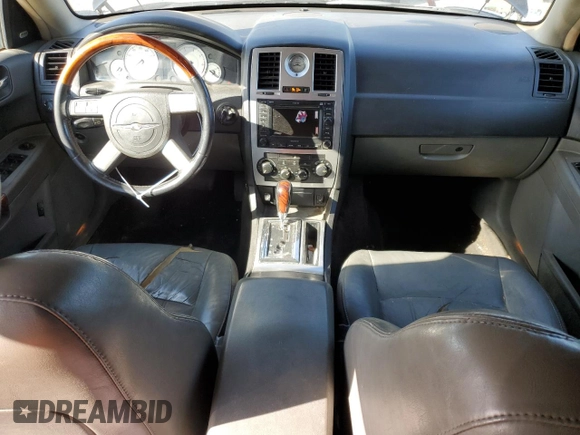 2005 Chrysler 300 300C AWD z VIN 2C3AK63H55H672324, wystawiony jako Copart lot #48790925 z przebiegiem 258 543 mil mil oraz Szkoda całkowita • Salvage title. Historia ofert i sprzedaży dostępna na DreamBid. Obrazek 8.