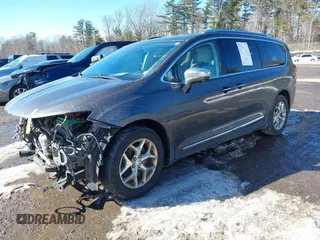 2017 Chrysler Pacifica Limited z VIN 2C4RC1GG4HR753555, wystawiony jako IAAI lot #41676131 z przebiegiem 119 642 mil mil oraz . Historia ofert i sprzedaży dostępna na DreamBid. Obrazek 2.