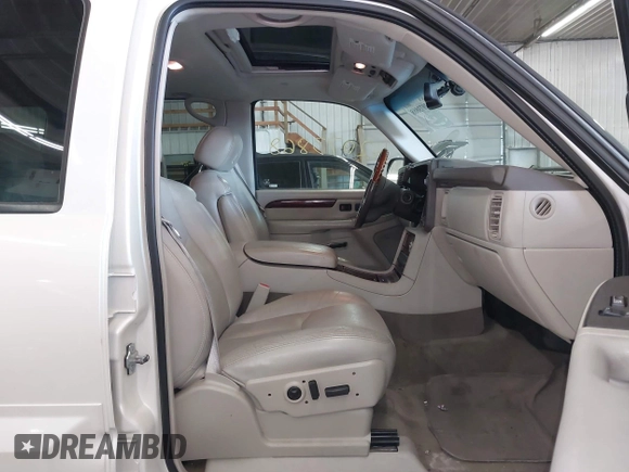 2006 Cadillac Escalade z VIN 1GYEK63N26R124862, wystawiony jako IAAI lot #42073868 z przebiegiem 244 070 mil mil oraz . Historia ofert i sprzedaży dostępna na DreamBid. Obrazek 5.