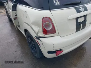 2011 MINI Hardtop z VIN WMWSU3C52BT092653, wystawiony jako IAAI lot #41788535 z przebiegiem 161 510 mil mil oraz . Historia ofert i sprzedaży dostępna na DreamBid. Obrazek 17.