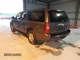 2010 Chevrolet Suburban LS with VIN 1GNUCHE01AR158111, listed as a IAAI auction lot 41602157 with 263,227 mi miles. Bid and sale history available at carsss.com. Image 3.