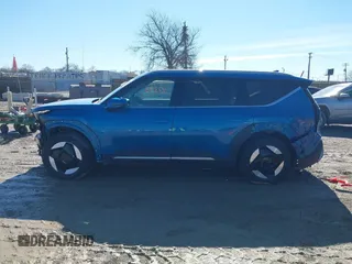 2024 Kia EV9 Wind z VIN KNDAFFS54R6024469, wystawiony jako IAAI lot #41674715 z przebiegiem 19 387 mil mil oraz . Historia ofert i sprzedaży dostępna na DreamBid. Obrazek 14.