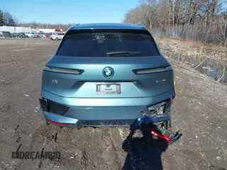 2025 BMW iX xDrive50 z VIN WB523CF09SCS94052, wystawiony jako IAAI lot #41822349 z przebiegiem 1233 mil mil oraz . Historia ofert i sprzedaży dostępna na DreamBid. Obrazek 16.