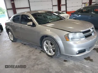 2014 Dodge Avenger SXT z VIN 1C3CDZCBXEN234910, wystawiony jako IAAI lot #42399464 z przebiegiem 152 026 mil mil oraz . Historia ofert i sprzedaży dostępna na DreamBid. Obrazek 1.