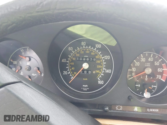 1983 Mercedes-Benz 380 SL z VIN WDBBA45A3DB021934, wystawiony jako IAAI lot #42355288 z przebiegiem 10 887 mil mil oraz . Historia ofert i sprzedaży dostępna na DreamBid. Obrazek 7.