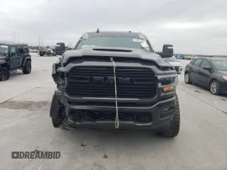 2024 Ram 2500 Laramie z VIN 3C6UR5NL3RG223592, wystawiony jako Copart lot #53073445 z przebiegiem 21 675 mil mil oraz Szkoda całkowita • Salvage title. Historia ofert i sprzedaży dostępna na DreamBid. Obrazek 5.
