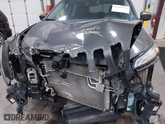 2018 Jeep Cherokee Latitude Plus with VIN 1C4PJMLX9JD556278, listed as a IAAI auction lot 41423924 with 55,941 mi miles. Bid and sale history available at carsss.com. Image 6.