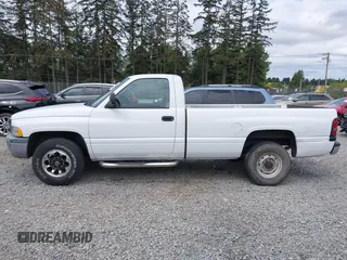 1998 Dodge 2500 z VIN 3B7KC26Z1WM267154, wystawiony jako IAAI lot #42206886 z przebiegiem 120 336 mil mil oraz . Historia ofert i sprzedaży dostępna na DreamBid. Obrazek 14.